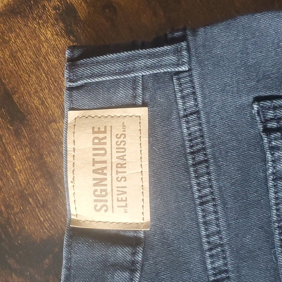 SIGNATURE by LEVI STRAUSS WOMEN'S HIGH RISE SHORTS - Picture 3 of 4